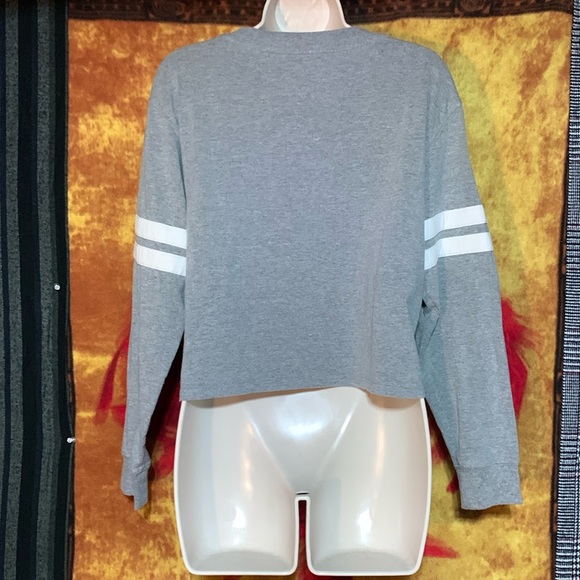 SO-women’s gray/white stripe ‘relaxed’ long sleeve crop crewneck jersey shirt - Picture 6 of 9